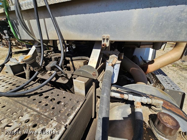 image for item MI9475 2010 Freightliner Business Class M2  semi truck