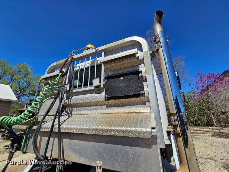 image for item MI9475 2010 Freightliner Business Class M2  semi truck