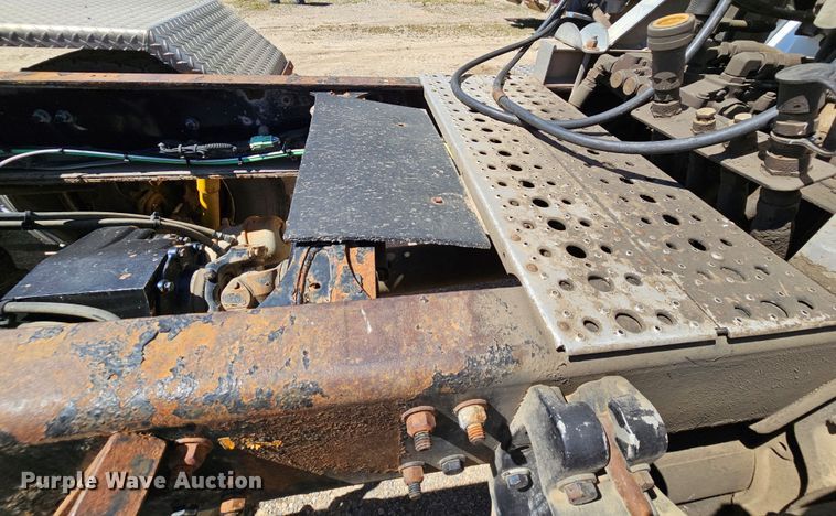 image for item MI9475 2010 Freightliner Business Class M2  semi truck