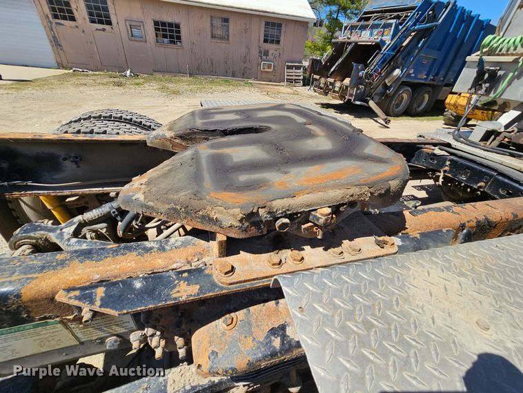 image for item MI9475 2010 Freightliner Business Class M2  semi truck