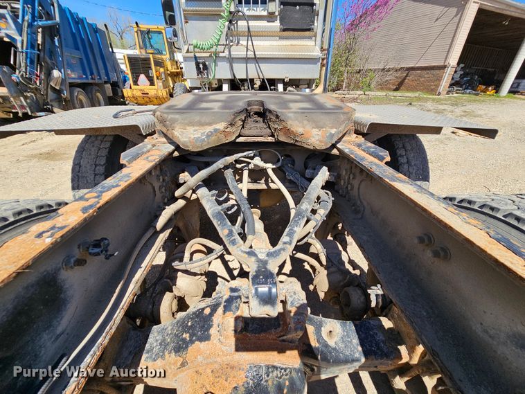 image for item MI9475 2010 Freightliner Business Class M2  semi truck