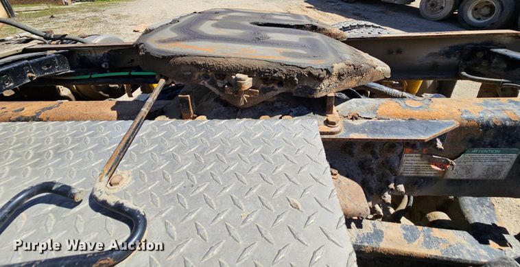 image for item MI9475 2010 Freightliner Business Class M2  semi truck