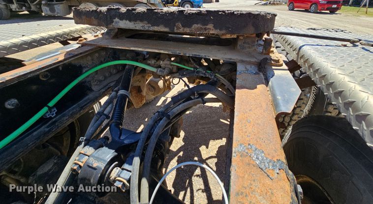 image for item MI9475 2010 Freightliner Business Class M2  semi truck