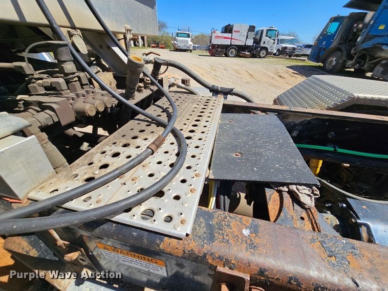 image for item MI9475 2010 Freightliner Business Class M2  semi truck