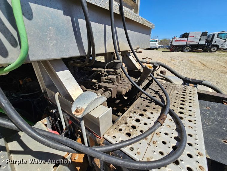 image for item MI9475 2010 Freightliner Business Class M2  semi truck