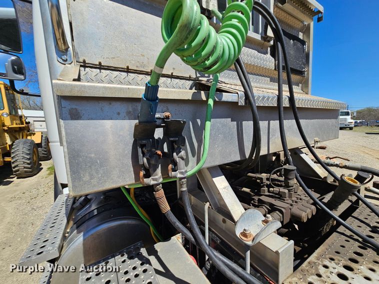 image for item MI9475 2010 Freightliner Business Class M2  semi truck