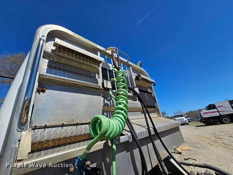 image for item MI9475 2010 Freightliner Business Class M2  semi truck