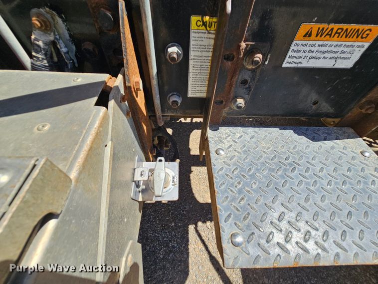 image for item MI9475 2010 Freightliner Business Class M2  semi truck