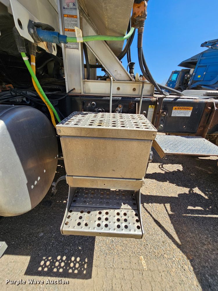 image for item MI9475 2010 Freightliner Business Class M2  semi truck