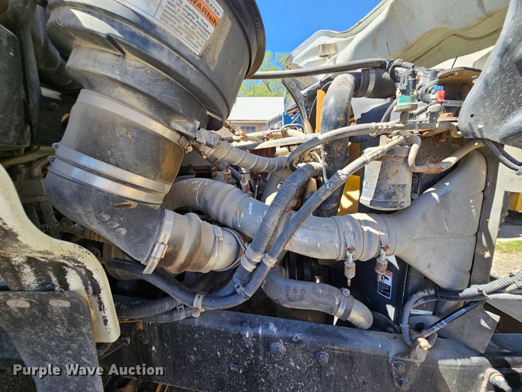 image for item MI9475 2010 Freightliner Business Class M2  semi truck