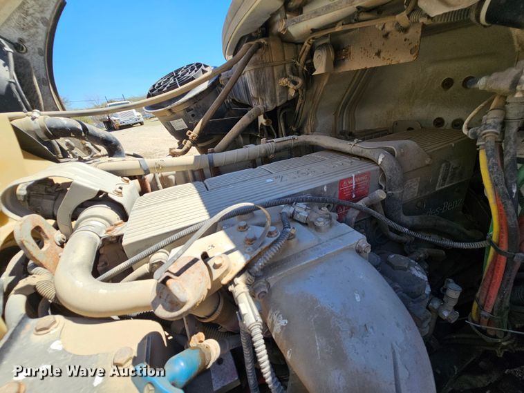 image for item MI9475 2010 Freightliner Business Class M2  semi truck