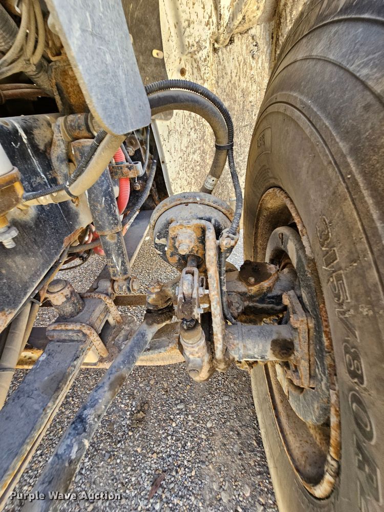 image for item MI9475 2010 Freightliner Business Class M2  semi truck