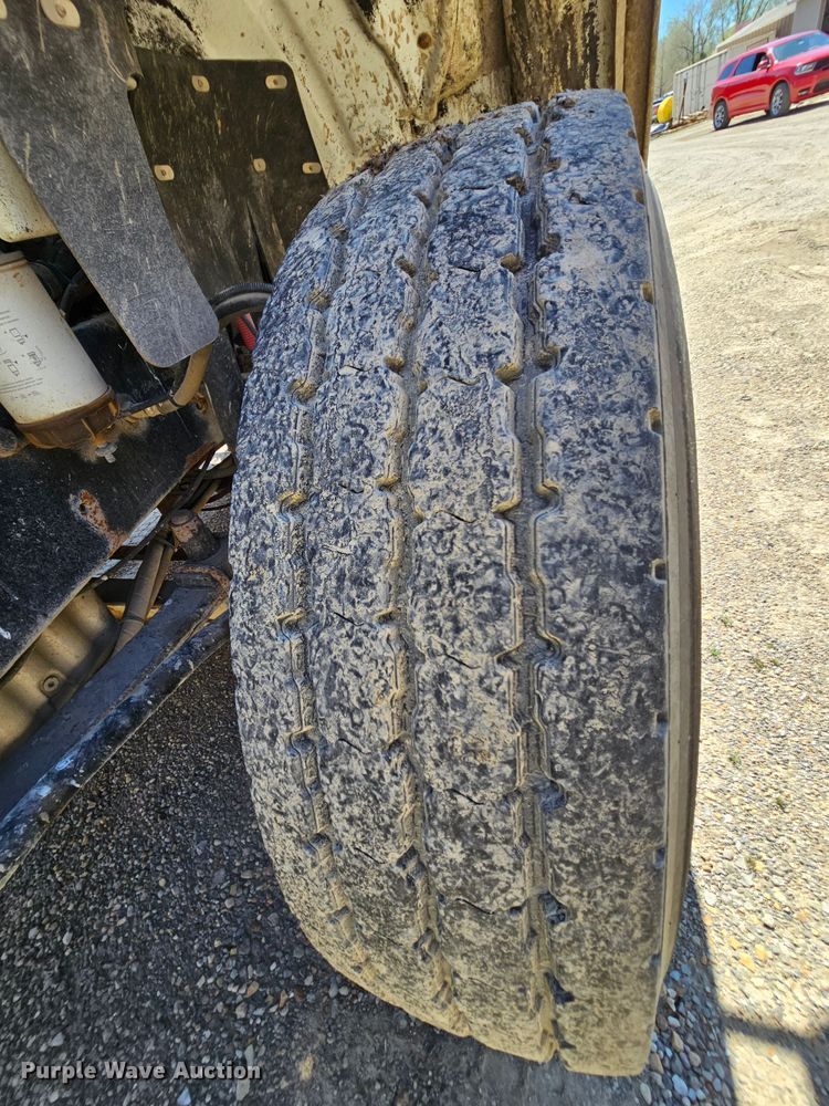 image for item MI9475 2010 Freightliner Business Class M2  semi truck