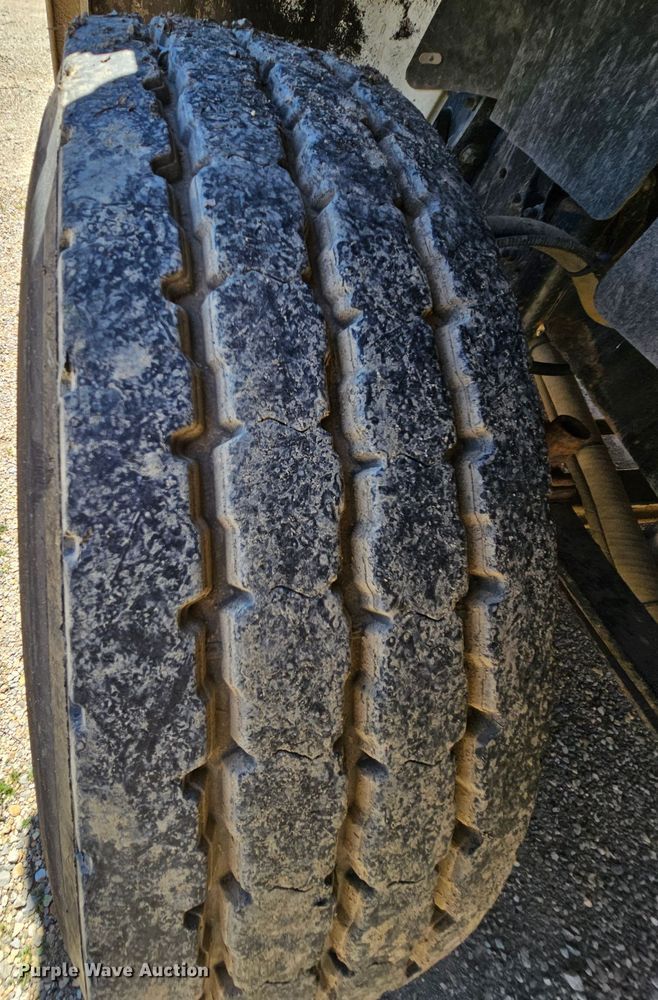 image for item MI9475 2010 Freightliner Business Class M2  semi truck