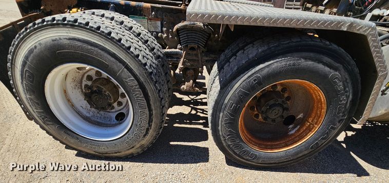 image for item MI9475 2010 Freightliner Business Class M2  semi truck