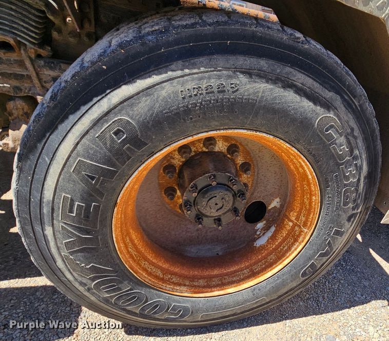 image for item MI9475 2010 Freightliner Business Class M2  semi truck