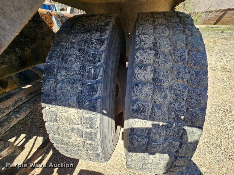 image for item MI9475 2010 Freightliner Business Class M2  semi truck