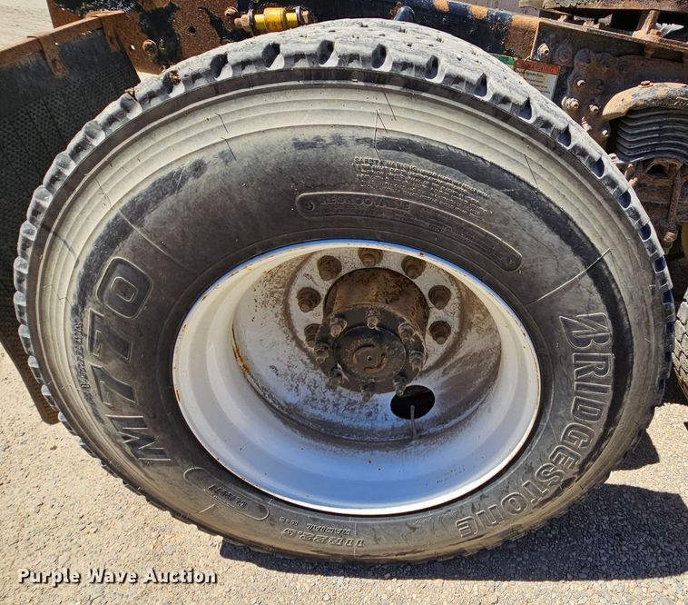 image for item MI9475 2010 Freightliner Business Class M2  semi truck