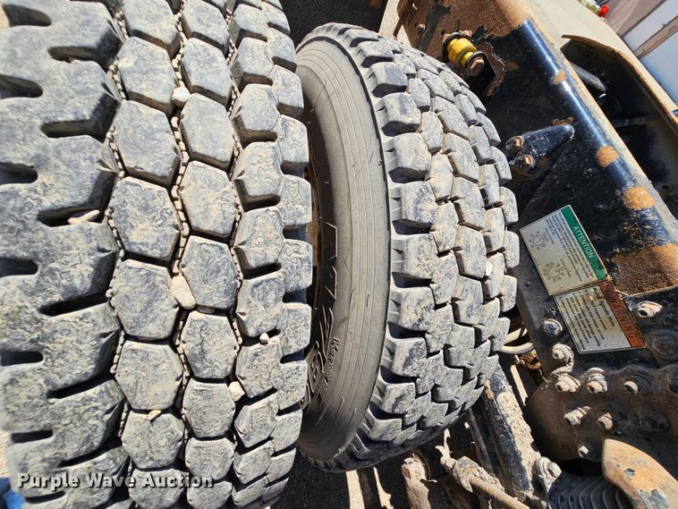 image for item MI9475 2010 Freightliner Business Class M2  semi truck