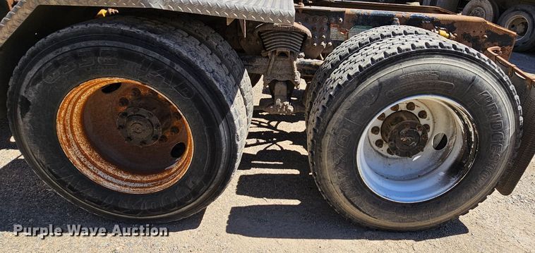 image for item MI9475 2010 Freightliner Business Class M2  semi truck