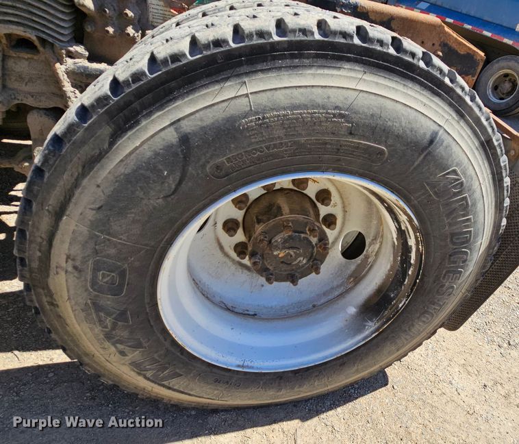 image for item MI9475 2010 Freightliner Business Class M2  semi truck