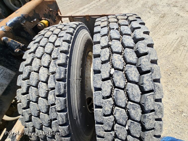 image for item MI9475 2010 Freightliner Business Class M2  semi truck