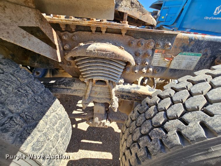 image for item MI9475 2010 Freightliner Business Class M2  semi truck