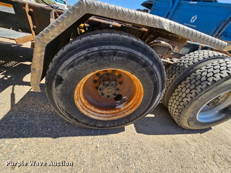 image for item MI9475 2010 Freightliner Business Class M2  semi truck