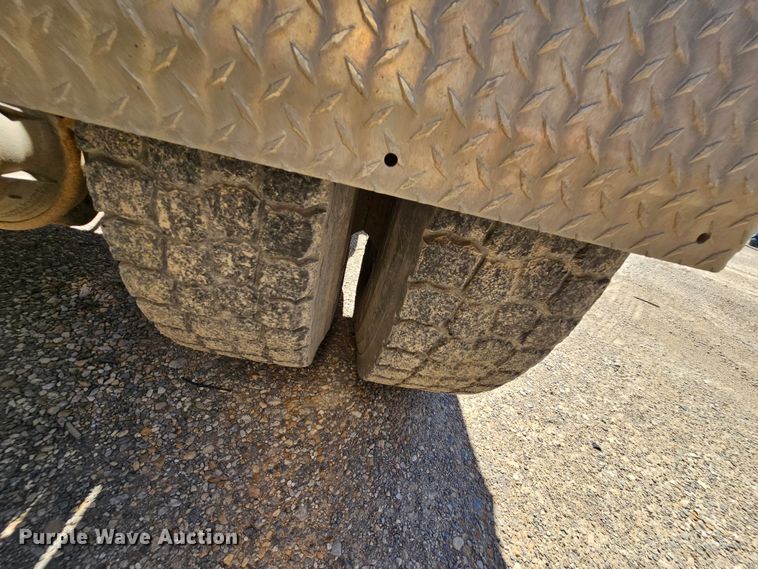 image for item MI9475 2010 Freightliner Business Class M2  semi truck