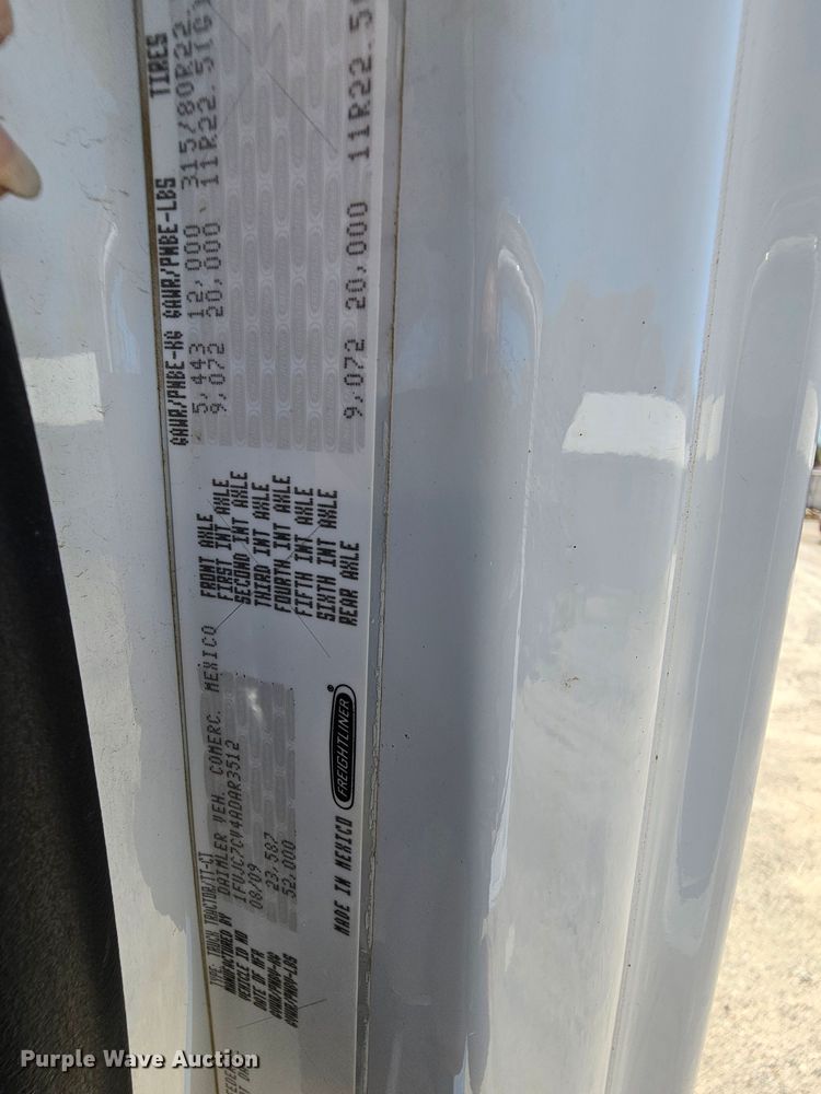 image for item MI9475 2010 Freightliner Business Class M2  semi truck