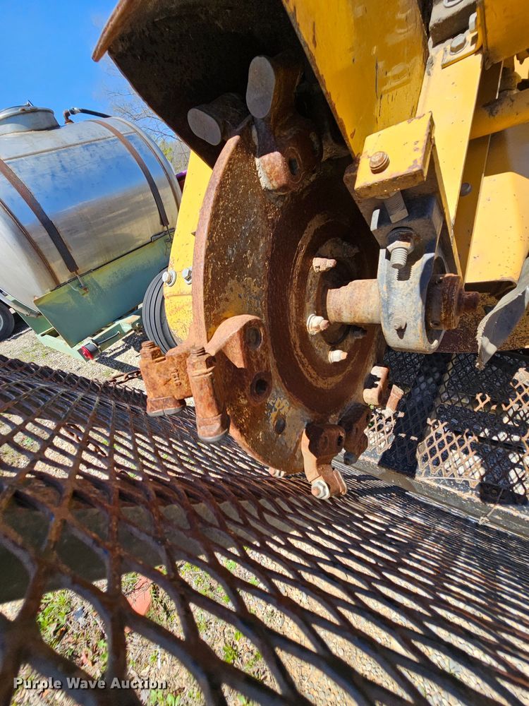 image for item MI9479 2001 Vermeer SC252  stump grinder