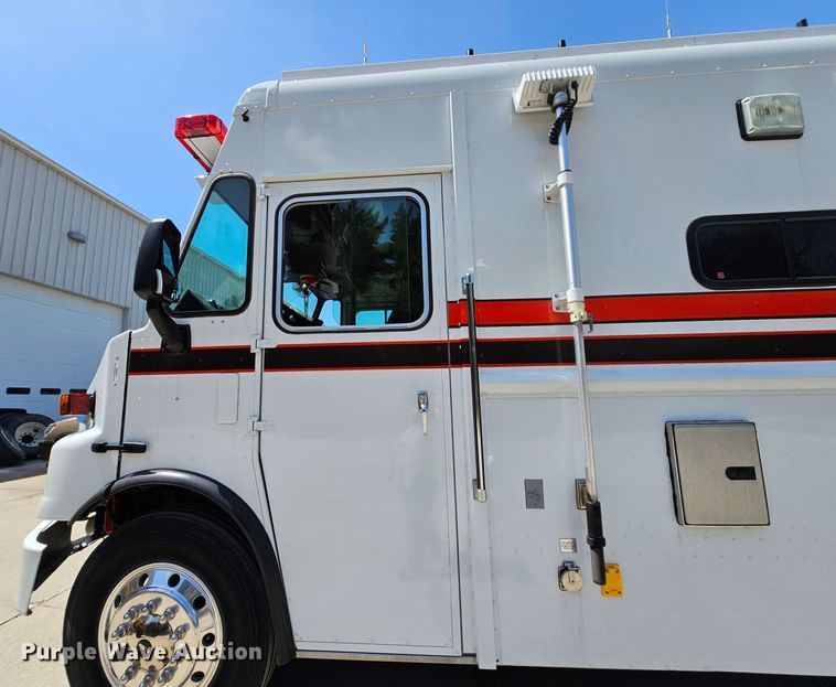 image for item MI9524 2004 Freightliner MT55  mobile command center