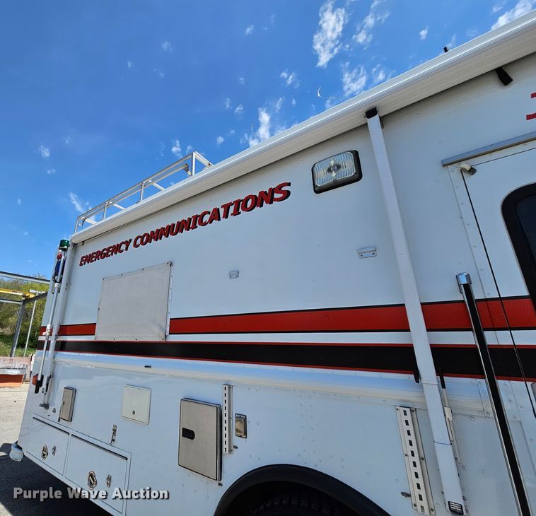 image for item MI9524 2004 Freightliner MT55  mobile command center