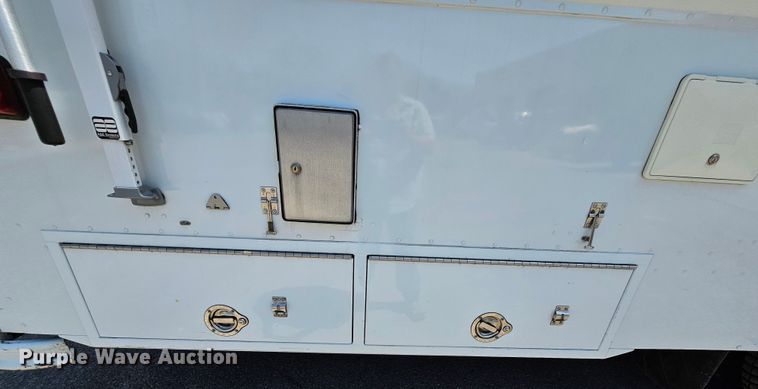 image for item MI9524 2004 Freightliner MT55  mobile command center