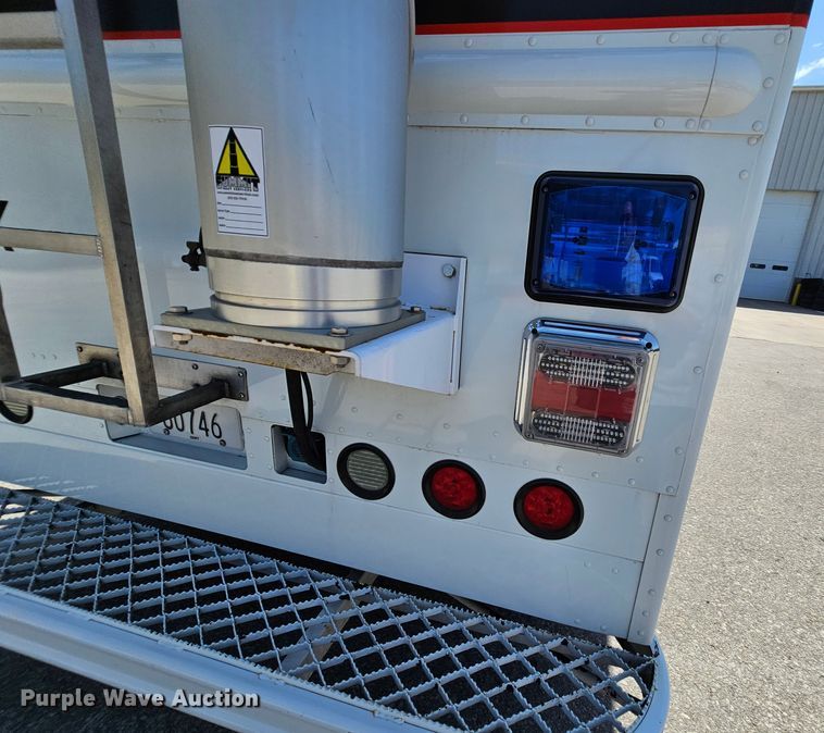 image for item MI9524 2004 Freightliner MT55  mobile command center