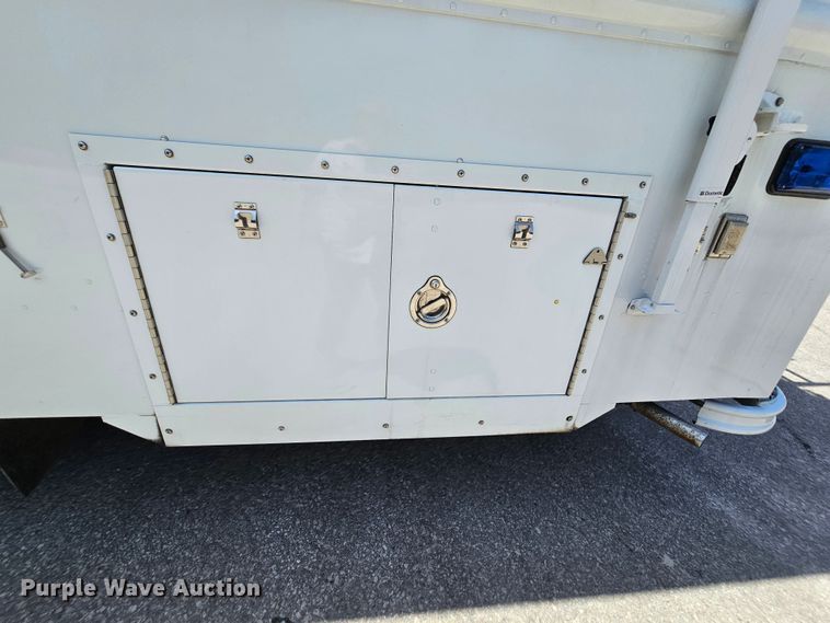 image for item MI9524 2004 Freightliner MT55  mobile command center