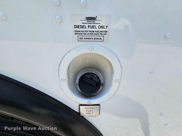 image for item MI9524 2004 Freightliner MT55  mobile command center