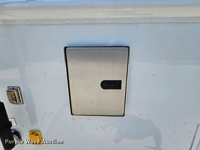 image for item MI9524 2004 Freightliner MT55  mobile command center