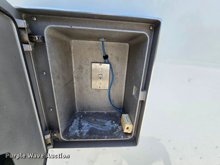 image for item MI9524 2004 Freightliner MT55  mobile command center