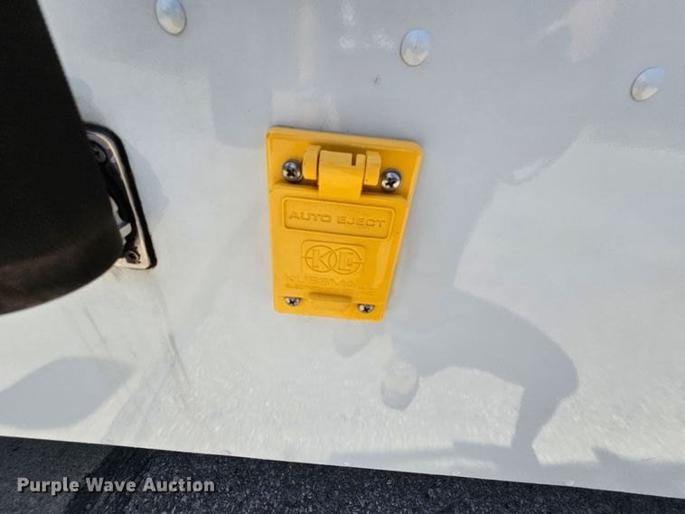 image for item MI9524 2004 Freightliner MT55  mobile command center