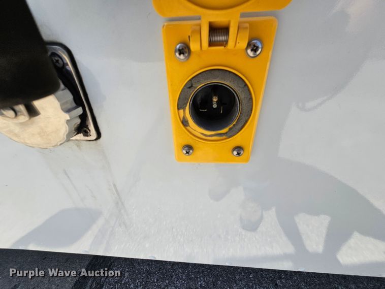 image for item MI9524 2004 Freightliner MT55  mobile command center