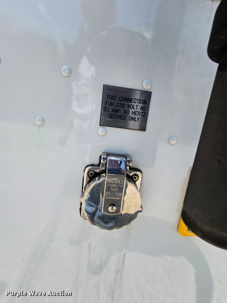 image for item MI9524 2004 Freightliner MT55  mobile command center