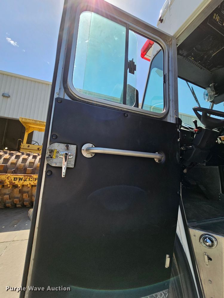 image for item MI9524 2004 Freightliner MT55  mobile command center