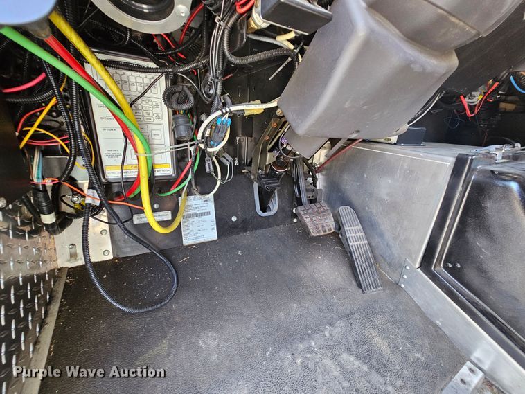 image for item MI9524 2004 Freightliner MT55  mobile command center