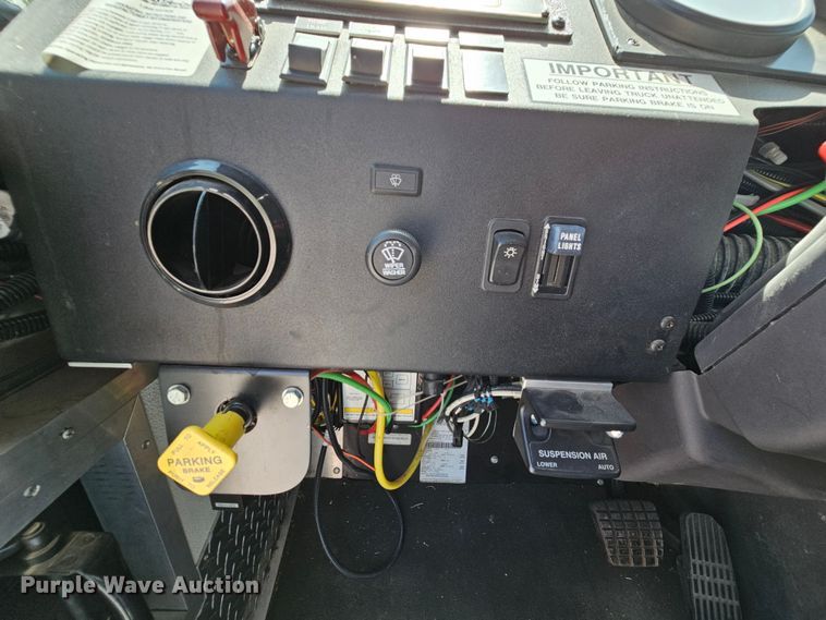 image for item MI9524 2004 Freightliner MT55  mobile command center