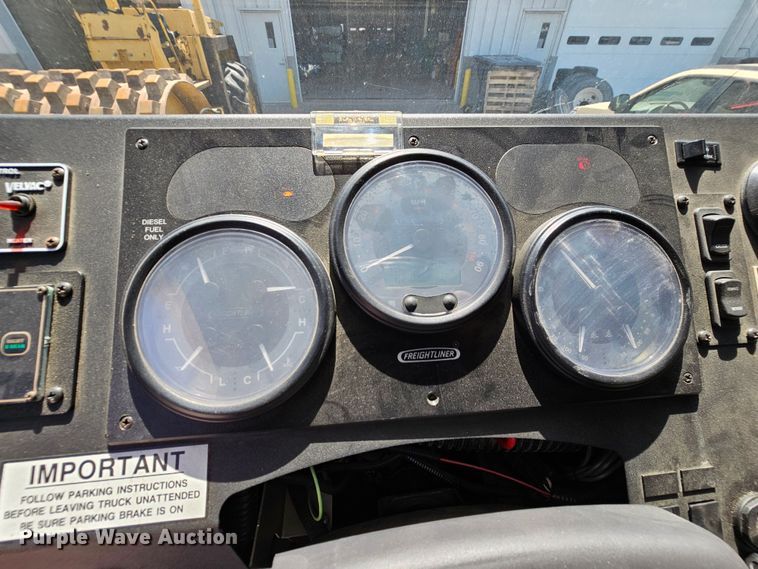 image for item MI9524 2004 Freightliner MT55  mobile command center