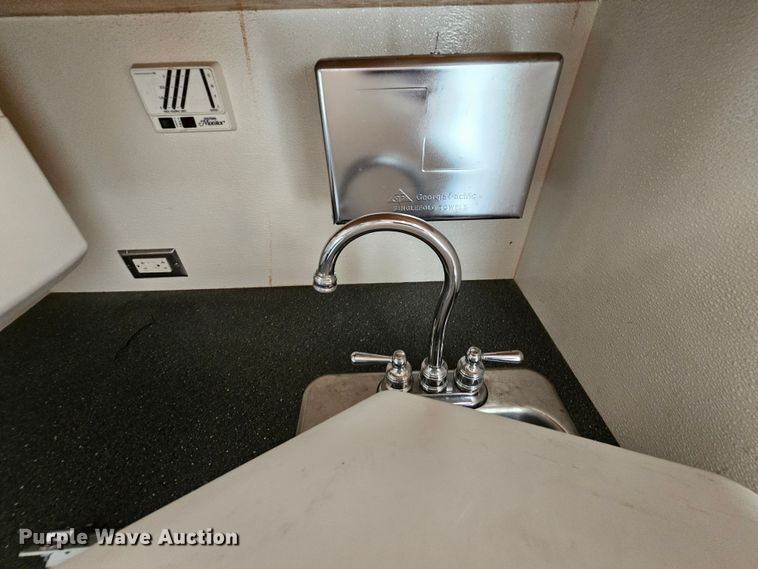 image for item MI9524 2004 Freightliner MT55  mobile command center