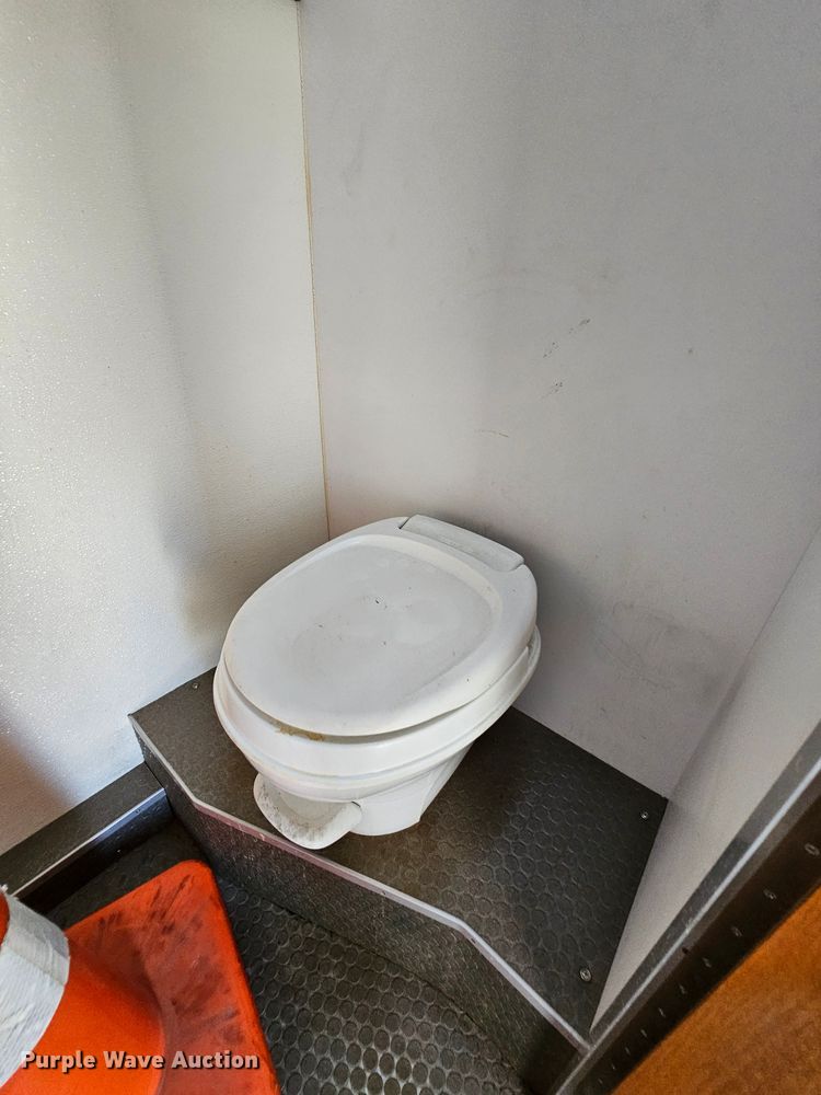 image for item MI9524 2004 Freightliner MT55  mobile command center