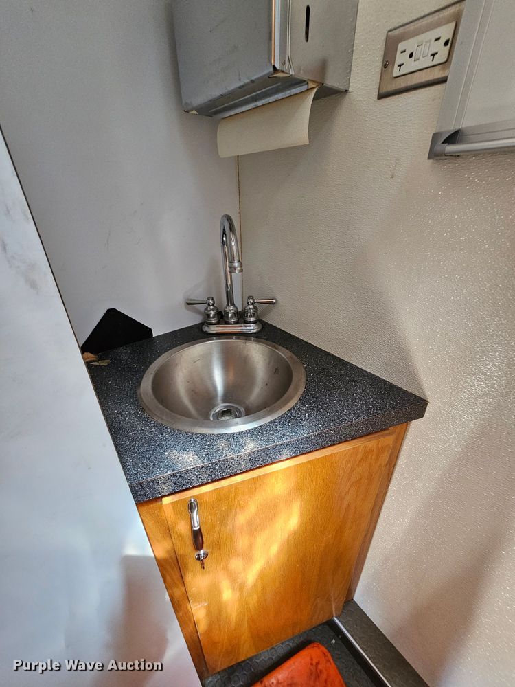 image for item MI9524 2004 Freightliner MT55  mobile command center