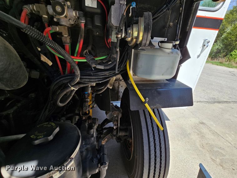 image for item MI9524 2004 Freightliner MT55  mobile command center